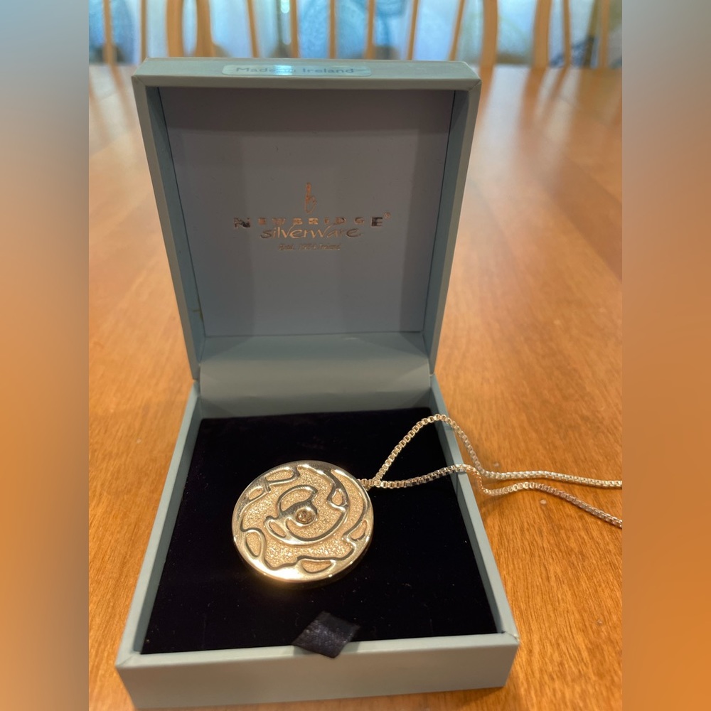 Newbridge silverware flower pendant with gem
